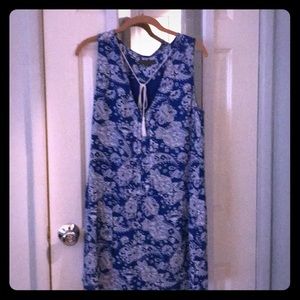 Sleeveless summer dress with tie.